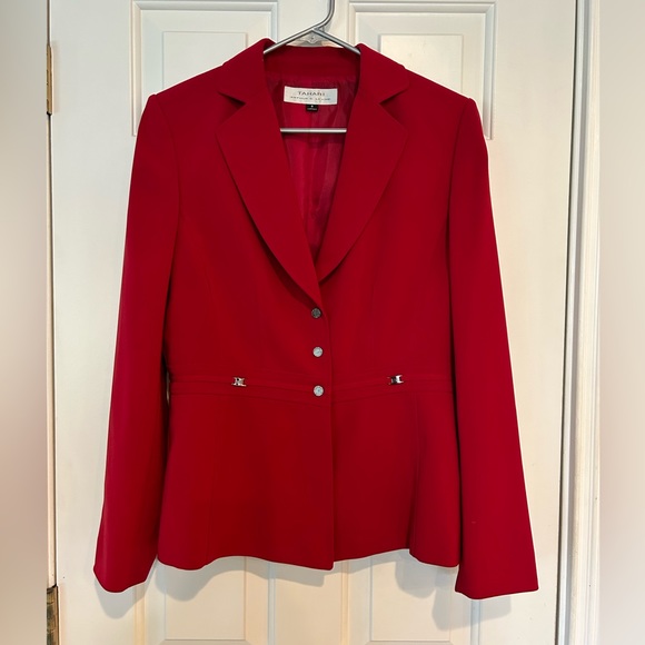 Tahari beautiful deep red women’s blazer jacket. flattering cut-style - size 8 - Picture 1 of 14